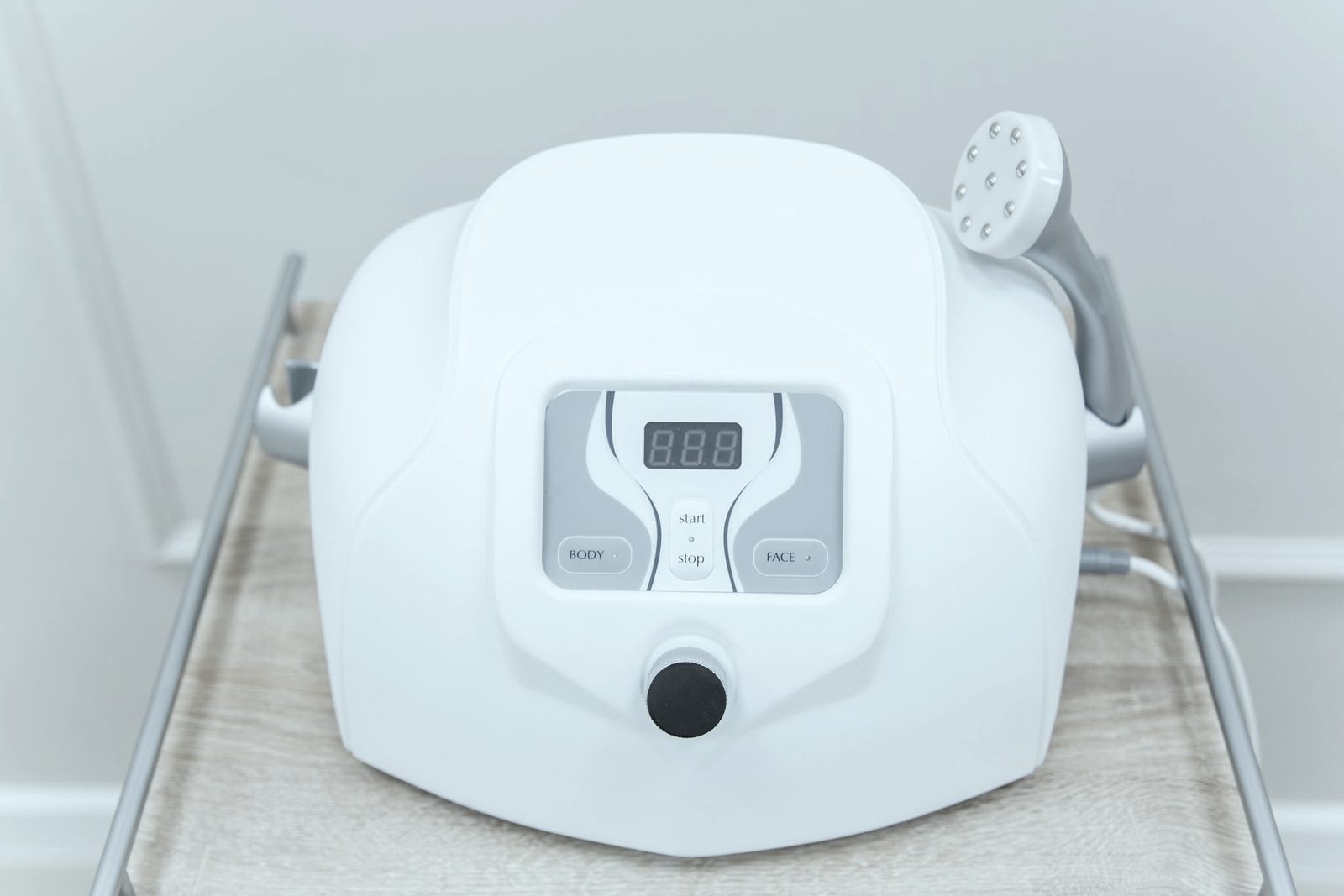 Detalle de un equipo de electroterapia compacto, fotografía de ambiente