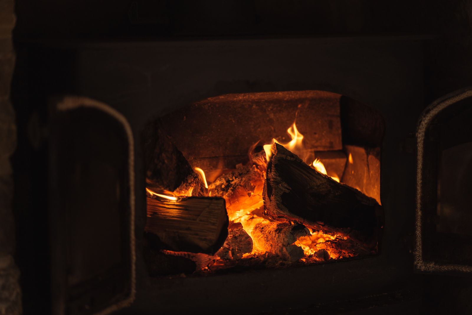 Leña ardiendo en una chimenea encendida